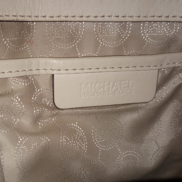 Michael Kors Jet Set Tote - Picture 6 of 10
